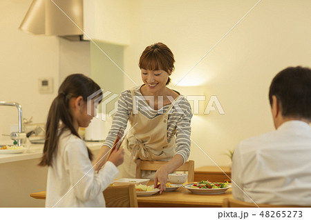 家族 夕食 48265273