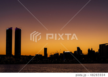 ブルジュ・ハリファとドバイの都市風景　マジックアワー 48265934