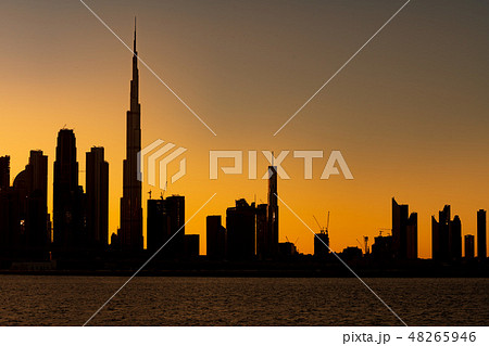 ブルジュ・ハリファとドバイの都市風景 マジックアワー ブルジュ・ハリファとドバイの都市風景 マジックアワー 48265946
