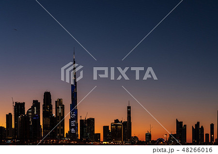 ブルジュ・ハリファとドバイの都市風景 マジックアワー ブルジュ・ハリファとドバイの都市風景 マジックアワー 48266016
