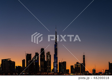 ブルジュ・ハリファとドバイの都市風景 マジックアワー ブルジュ・ハリファとドバイの都市風景 マジックアワー 48266018