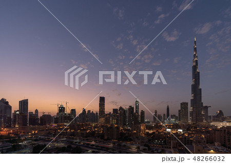 ブルジュ・ハリファとドバイの都市風景・マジックアワー 48266032