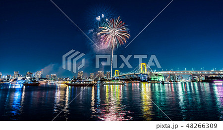city skyline of rainbow bridge in odaiba, Japan 48266309