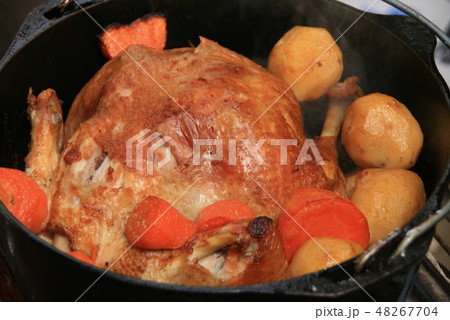 ダッチオーブン 鶏の丸焼き ダッチオーブン 鶏の丸焼き 48267704
