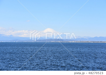 江ノ島片瀬西浜海岸　雪の富士山 48270523