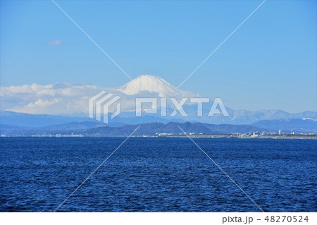 江ノ島片瀬西浜海岸 雪の富士山 江ノ島片瀬西浜海岸 雪の富士山 48270524