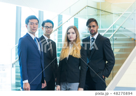 グローバルビジネス　チームワーク　多国籍　外資系　ベンチャー　IT 48270894