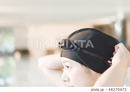 スポーツジム　若い女性 48270972