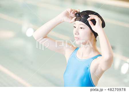 スポーツジム　若い女性 48270978