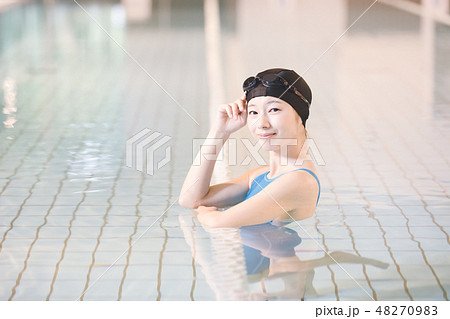 スポーツジム　若い女性 48270983