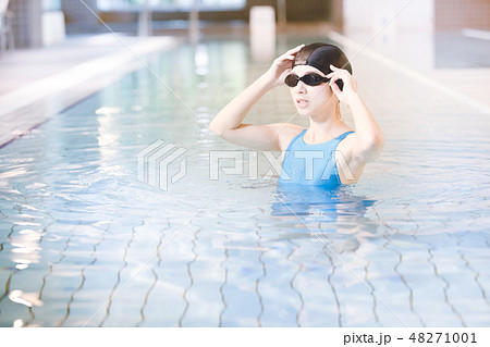 スポーツジム 若い女性 スポーツジム 若い女性 48271001