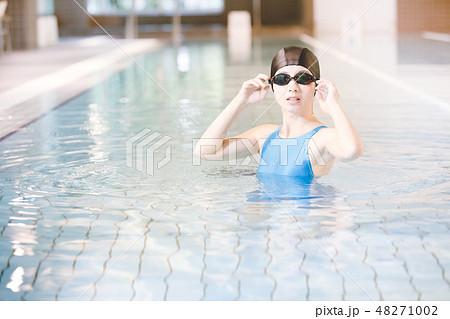 スポーツジム　若い女性 48271002