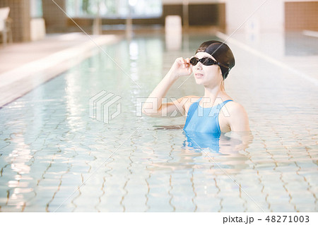 スポーツジム　若い女性 48271003