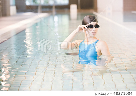 スポーツジム　若い女性 48271004