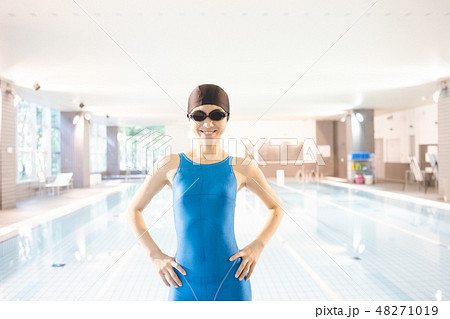 スポーツジム　若い女性 48271019