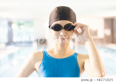 スポーツジム 若い女性 スポーツジム 若い女性 48271025