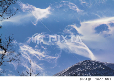 長野県 御嶽山継子岳上空を渦を巻きながら流れる雲 長野県 御嶽山継子岳上空を渦を巻きながら流れる雲 48271664