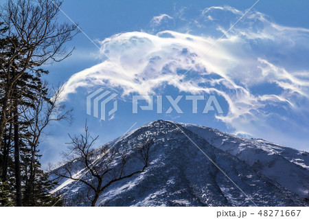 長野県　御嶽山継子岳上空を渦を巻きながら流れる雲 48271667