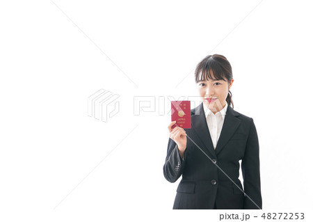 海外出張に行く若いビジネスウーマン 海外出張に行く若いビジネスウーマン 48272253