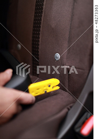 ISOFIX (ドライバー おでかけ 外出 人物 ボディパーツ 顔なし 乗用車 女性 シニア 手) ISOFIX (ドライバー おでかけ 外出 人物 ボディパーツ 顔なし 乗用車 女性 シニア 手) 48273363
