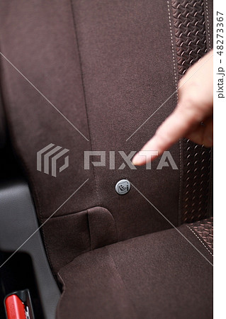 ISOFIX (ドライバー おでかけ 外出 人物 ボディパーツ 顔なし 乗用車 女性 シニア 手) 48273367