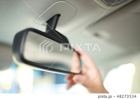 運転手 (ドライバー おでかけ 外出 人物 ボディパーツ 顔なし 乗用車 女性 シニア 操作 手) 48273534