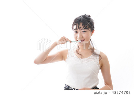 歯磨きをする若い女性 48274702