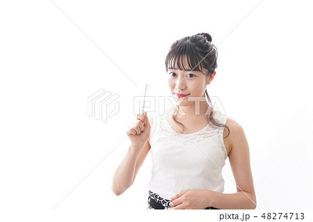 歯磨きをする若い女性 歯磨きをする若い女性 48274713