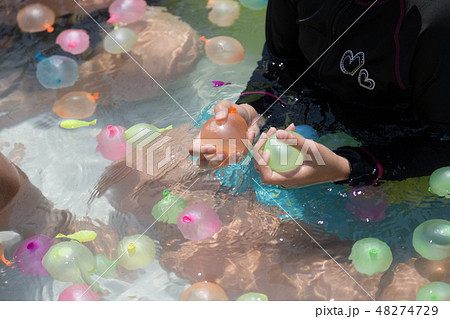 水風船を作って遊ぶ子供 水風船を作って遊ぶ子供 48274729