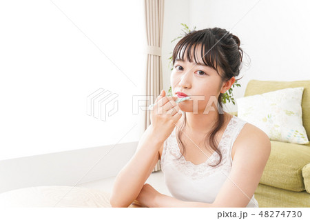 歯磨きをする若い女性 48274730