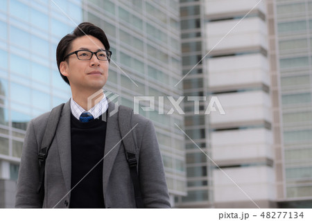 ビジネスマン　オフィスカジュアル　仕事 48277134