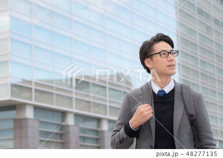 ビジネスマン　オフィスカジュアル　仕事 48277135