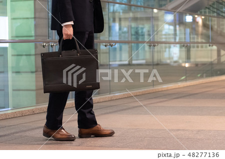 ビジネスマン　スーツ　会社 48277136