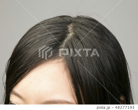 女性のためのヘアケア　髪のボリュームアップに悩む方　楽々まとまる髪　ハリ・コシが気になる髪 48277193