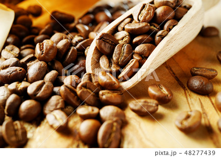袋から出したコーヒー豆 袋から出したコーヒー豆 48277439