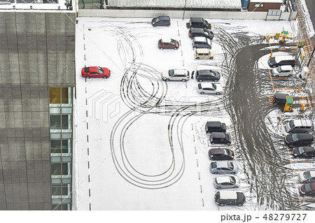 雪の降った駐車場 雪の降った駐車場 48279727