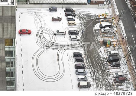 雪の降った駐車場 雪の降った駐車場 48279728