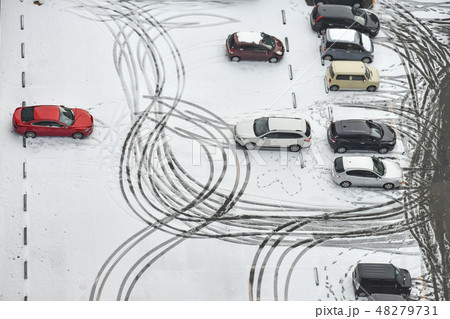 雪の降った駐車場 雪の降った駐車場 48279731