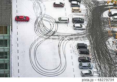 雪の降った駐車場 48279734