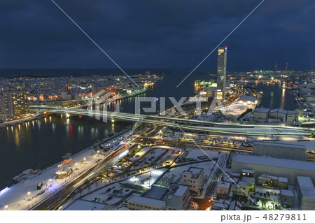 冬の新潟市夜景(メディアシップ展望フロアから北側の眺望) 冬の新潟市夜景(メディアシップ展望フロアから北側の眺望) 48279811