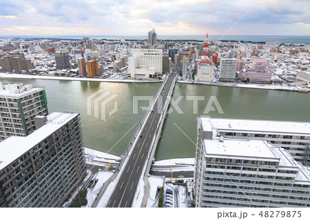 冬の新潟市風景(メディアシップ展望フロアから西側の眺望) 冬の新潟市風景(メディアシップ展望フロアから西側の眺望) 48279875