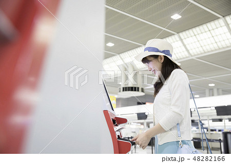 空港で自動チェックイン機を使う女性 空港で自動チェックイン機を使う女性 48282166