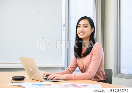 働く女性 48282572
