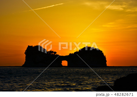 円月島 南紀白浜 夕焼け 円月島 南紀白浜 夕焼け 48282671
