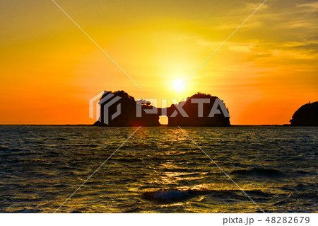 円月島 南紀白浜 夕焼け 円月島 南紀白浜 夕焼け 48282679