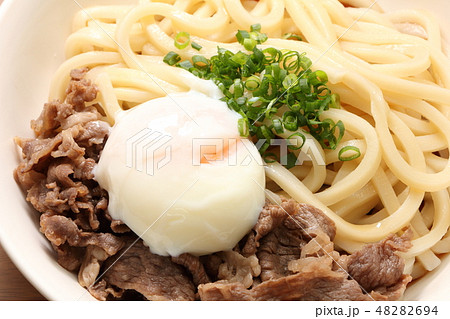 牛肉(国産黒毛和牛)トッピングぶっかけうどん(冷)・温玉のせ。 牛肉(国産黒毛和牛)トッピングぶっかけうどん(冷)・温玉のせ。 48282694