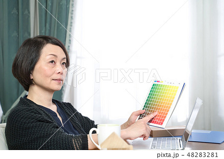 建築　デザイン 女性 48283281