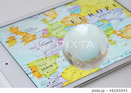 グローバリズム・ヨーロッパの地図とガラスの地球儀 グローバリズム・ヨーロッパの地図とガラスの地球儀 48283945