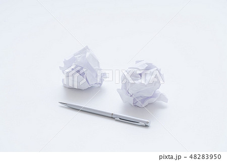 ペンと丸めた紙 ペンと丸めた紙 48283950