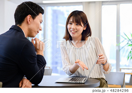 働く女性 48284296
